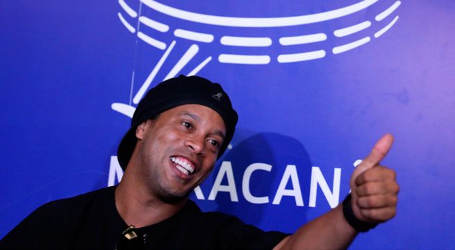 Ronaldinho protagoniza publicidad no apta para menores