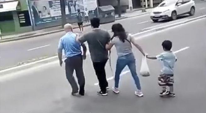 Chofer de bus se baja para ayudar a cruzar la avenida a pareja de invidentes y su hijo (Video)