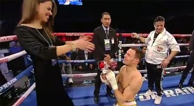 Boxeador cae noqueado, pero le pide matrimonio a su pareja en el ring