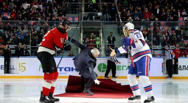 José Mourinho cae al hielo al dar por iniciado un partido de hockey (Video)