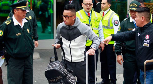 Christian Cueva firmó su contrato con el Santos de Brasil