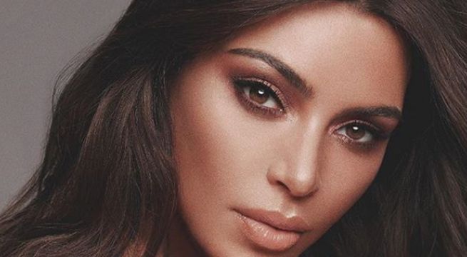 El atrevido vestido de Kim Kardashian casi deja al descubierto su busto