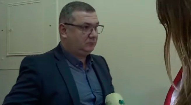 Se escucha audio de película para adultos en plena reunión de trabajo