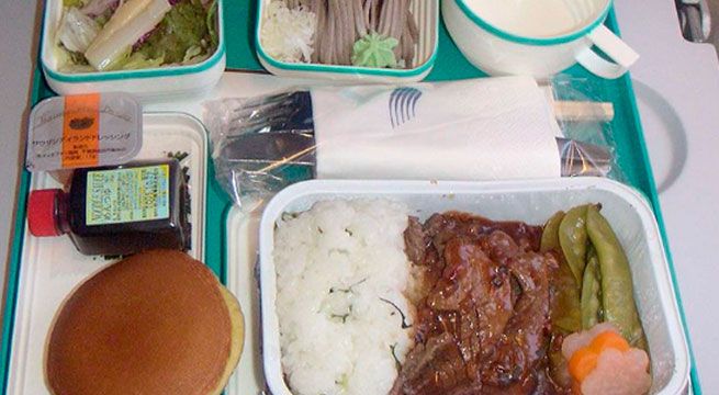 Hombre encuentra diente en comida que le dieron en avión