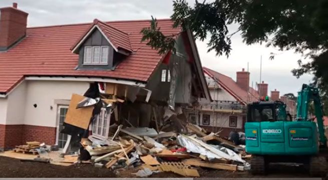 Obrero destruyó casas que había construido porque no le pagaron [VIDEO]