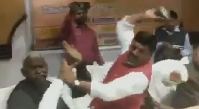India: congresista agarra a zapatazos a su opositor en plena reunión