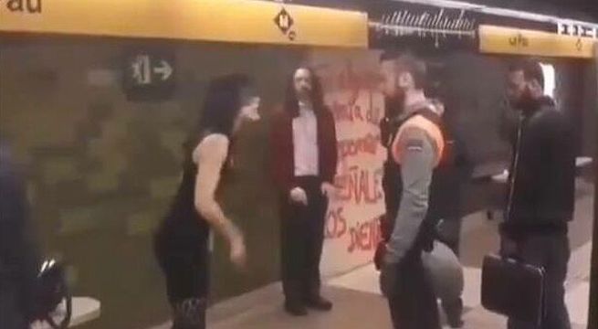 Feminista agrede a seguridad al ser intervenida por pintar graffiti en estación del Metro [Video]