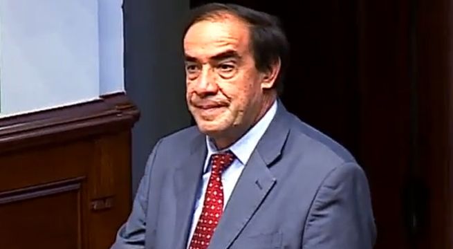 Chat demuestra que Yonhy Lescano inició conversación con periodista