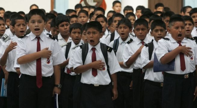 Colegio inició año escolar entonando himnos nacionales de Perú y Venezuela