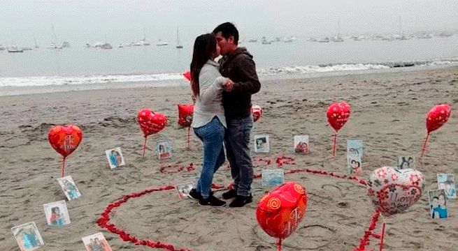 Joven hace romántica pedida de mano frente al mar de Ancón