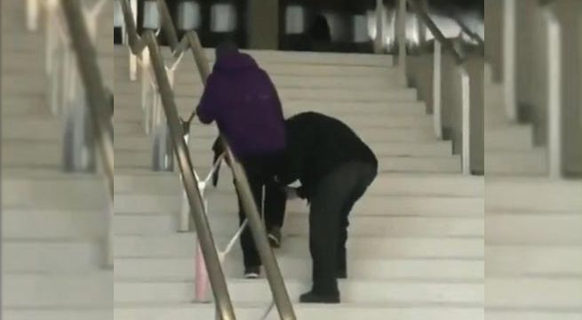 Prometo acompañarte en cada paso: Abuelito ayuda a esposa a subir escaleras [Video]