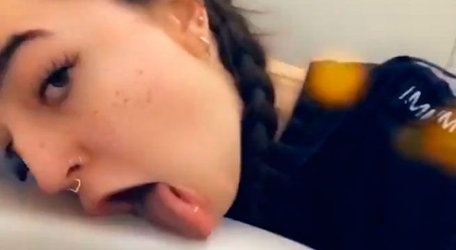 Mujer lame asiento de inodoro de avión y lo sube a Twitter [Video]