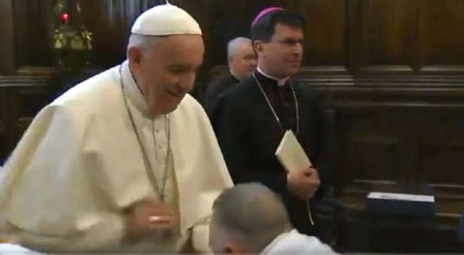 Papa Francisco evita que feligreses le besen anillo que lleva en la mano