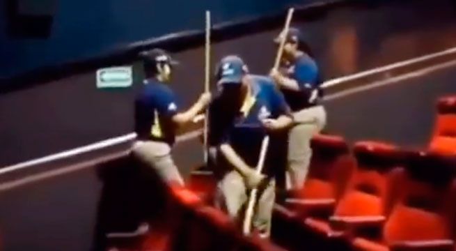 Trabajadora de un cine sufre tremenda caída [VIDEO]