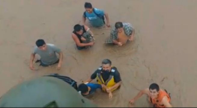 Río Perené: Fuerza Aérea rescató familias que habían quedado atrapadas por desborde
