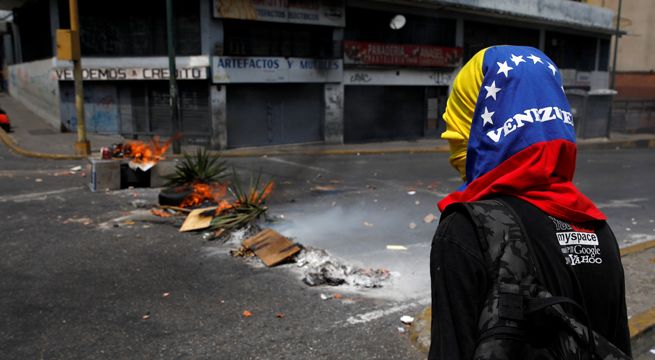 Venezuela: colectivos chavistas disparan a manifestantes