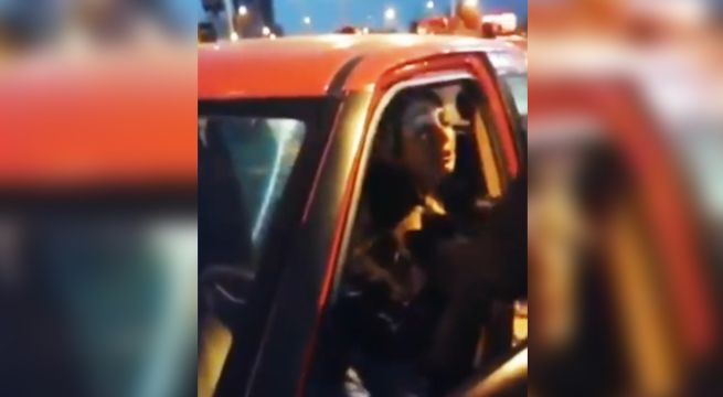 Liberan a mujer que agredió con un manotazo a una policía