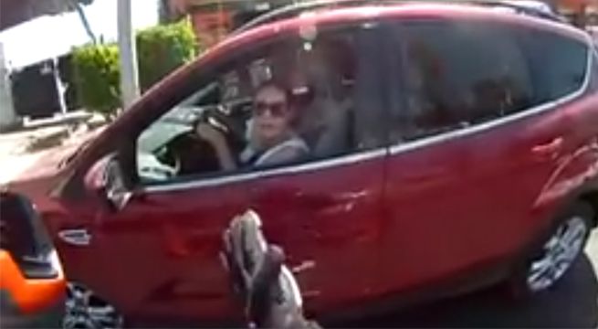 Mujer protagoniza discusión con motociclista y termina produciendo un choque múltiple