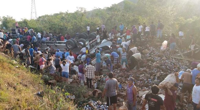 Camión de cervezas se vuelca en carretera y personas lo saquean [Video]