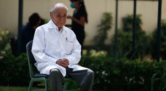 Médico de 100 años trabaja gratis en el hospital Dos de Mayo