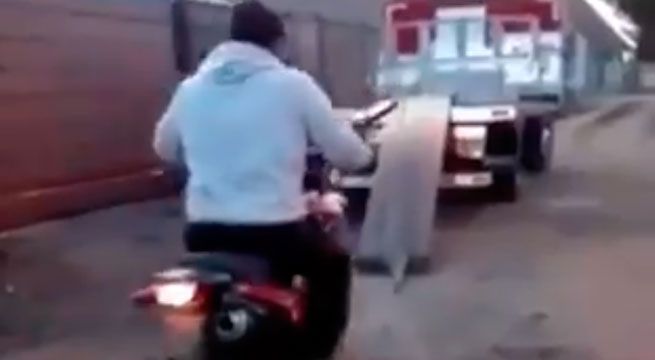 Joven intenta subir moto en una rampa pero termina de la peor forma [VIDEO]