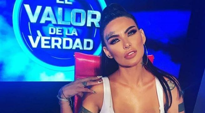 Angie Jibaja pierde los papeles y explota contra fan que la tildó de 'enferma'