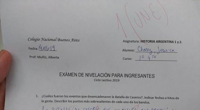 Alumna utiliza 'lenguaje inclusivo' en examen de admisión y profesora le pone 'un une'