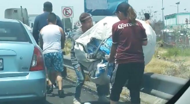 Se vuelca camión que llevaba papel higiénico y vecinos lo saquean [Video]