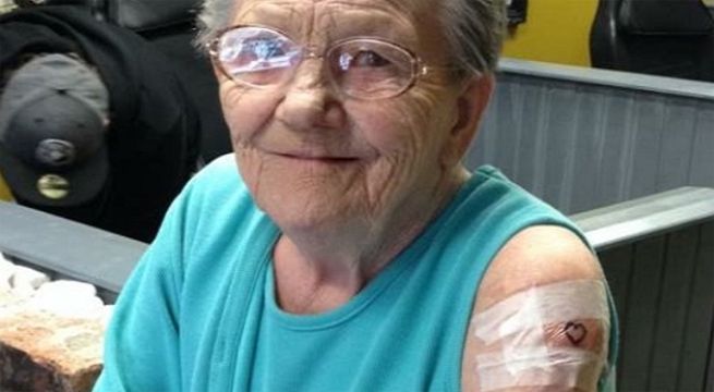 Abuelita sorprende al huir de asilo para hacerse su primer tatuaje
