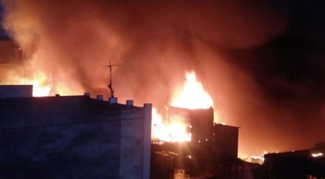 Mesa Redonda: 40 unidades de bomberos intentan apagar incendio