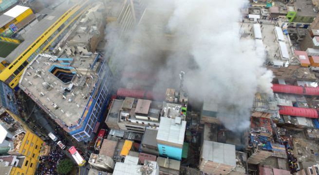 Incendio en Mesa Redonda: Damnificados duermen en las calles y desean ingresar a sus viviendas