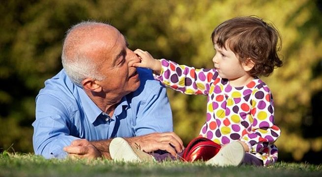 Abuelos que cuidan a sus nietos suelen vivir más años y de la forma más saludable