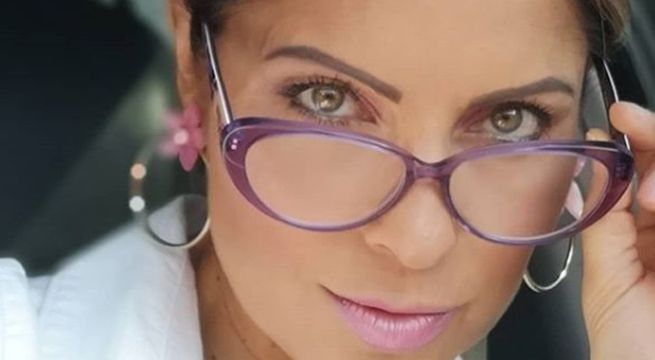 Karina Rivera sorprendió al posar en diminuto bikini