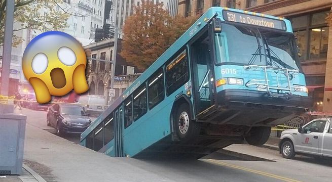 Aparece un enorme agujero en medio de la pista y se traga un autobús en Estados Unidos [VIDEO]