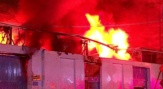 Incendio consumió puestos de galería comercial en el centro de Lima [VIDEO]