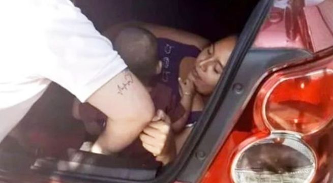 Taxista encuentra a su esposa escondida en la maletera de su auto para espiarlo