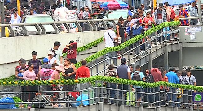 Venezolanos limpian y decoran puente de Vía Expresa Grau por Navidad [VIDEO]