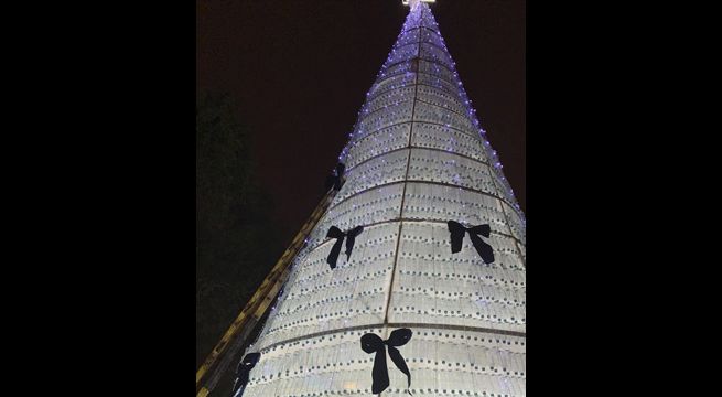 Arman árbol de Navidad hecho de botellas 100% recicladas