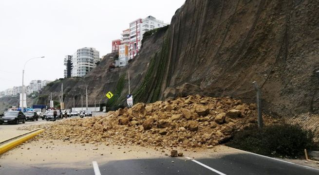 Costa Verde: derrumbe de acantilado bloquea vía entre Chorrillos y Barranco