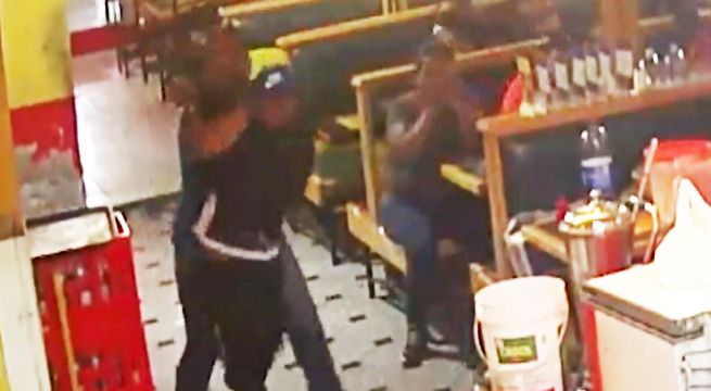 Trabajador coge del cuello a ladrón y frustra asalto a pollería en Comas [VIDEO]