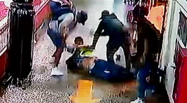 Delincuentes golpean brutalmente a cambista y le arrebatan 10 mil soles [VIDEO]