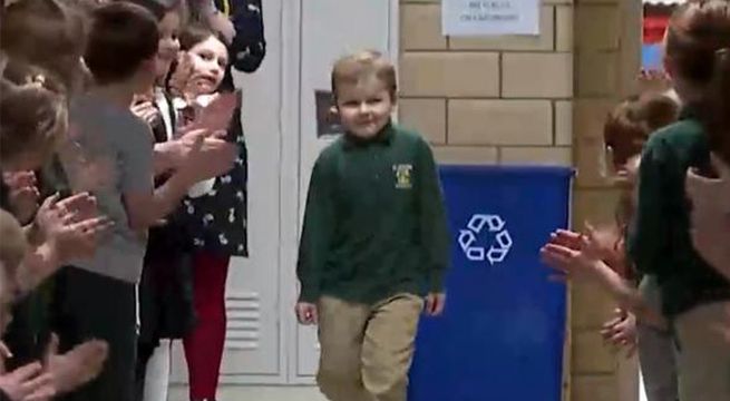 Niño de seis años es aplaudido por sus compañeros tras superar el cáncer [VIDEO]