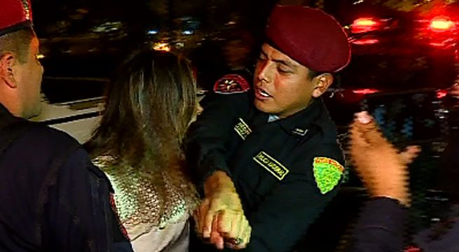 Piden prisión preventiva para mujer que mordió a policía durante intervención [VIDEO]