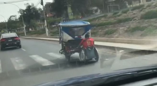 Hombre con discapacidad es remolcado en su silla de ruedas por un mototaxi [VIDEO]