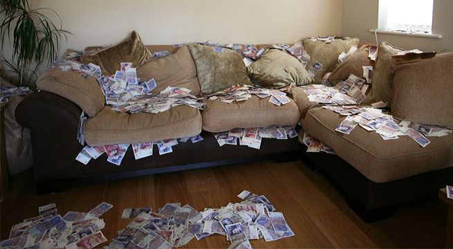 Hombre compra un sofá usado y encuentra miles de dólares en su interior [FOTOS]