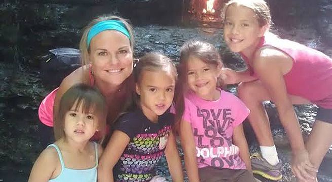 Mujer adopta a las cuatro hijas de su mejor amiga que falleció de cáncer [VIDEO]