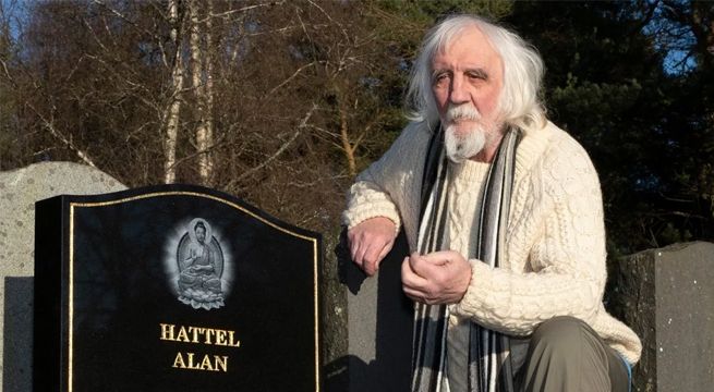 Hombre visita un cementerio y encuentra su propia tumba [FOTOS]