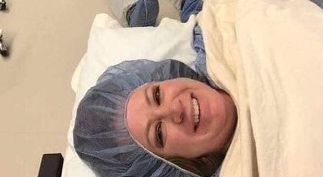 Hombre se desmaya durante parto de su esposa y ella se burla de él con selfie [Foto]