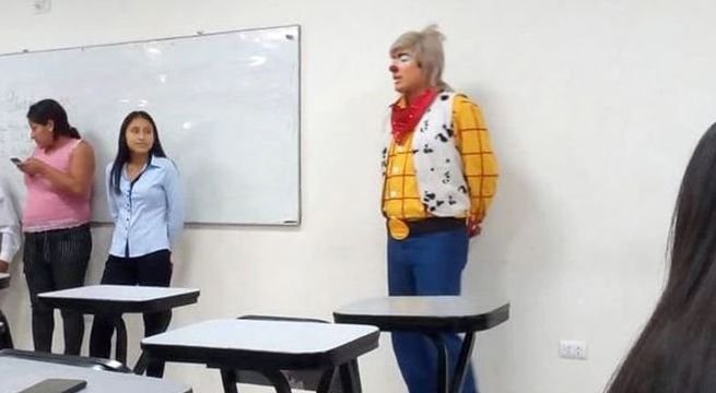 Estudiante trabaja como payaso y tuvo que exponer con su disfraz [Fotos]