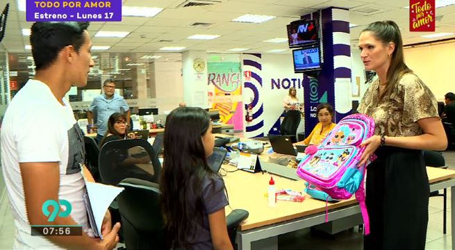 Latina entrega útiles escolares a padre e hija víctimas de robo [Video]